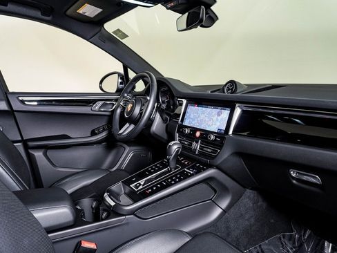Certified 2025 Porsche Macan image 14