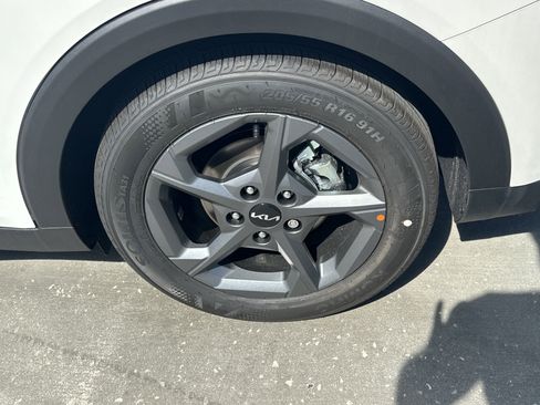 New 2025 Kia K4 LXS image 10