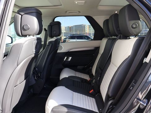 New 2026 Land Rover Discovery Dynamic SE image 18