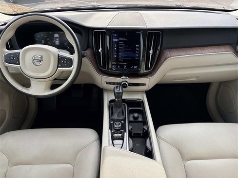 Used 2021 Volvo XC60 T5 Momentum w/ Premium Package image 17