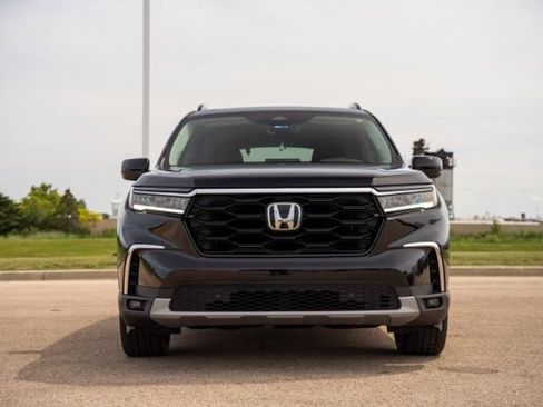 Used 2025 Honda Pilot Touring image 2