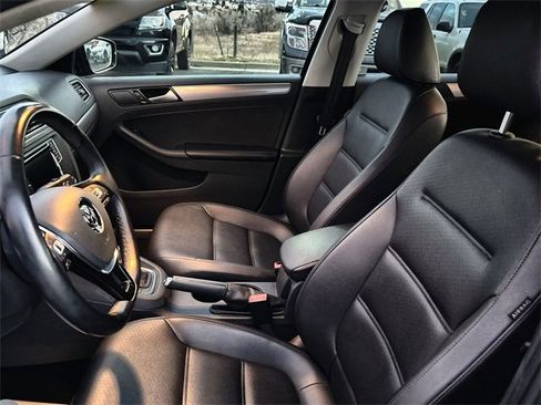 Used 2017 Volkswagen Jetta SE image 11