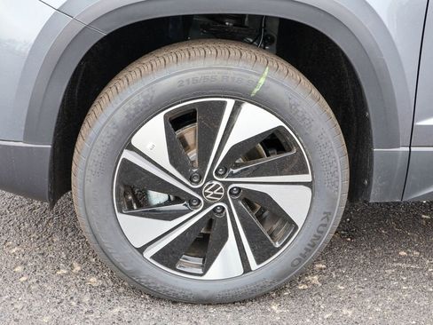 New 2025 Volkswagen Taos SE image 20