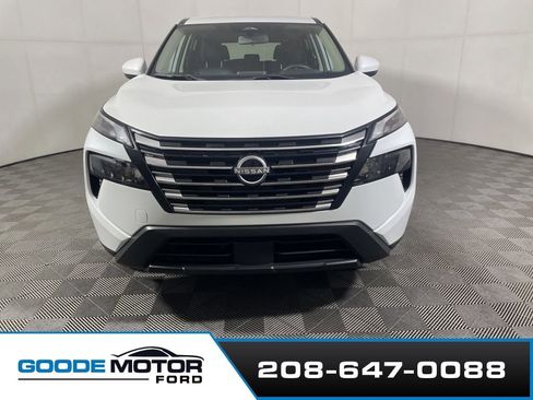 Used 2024 Nissan Rogue SV AWD/4WD image 3