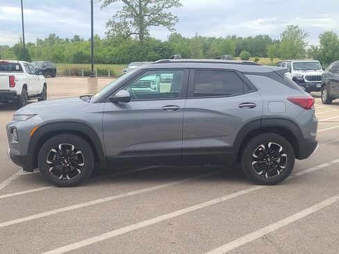 Used 2021 Chevrolet TrailBlazer LT w/ Convenience Package FWD image 2