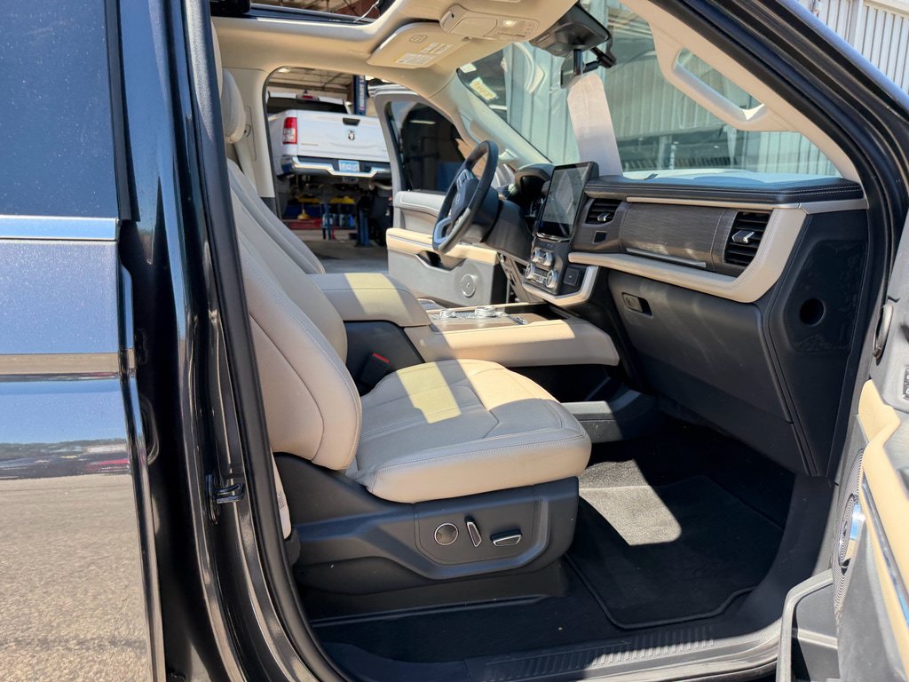 Used 2023 Ford Expedition Limited AWD/4WD image 14