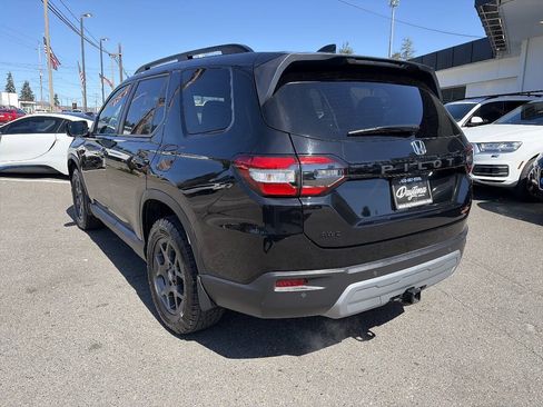 Used 2025 Honda Pilot TrailSport image 3