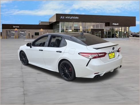 Used 2018 Toyota Camry XSE image 3