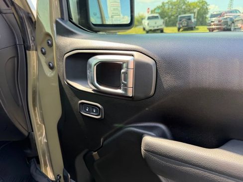Used 2025 Jeep Gladiator Mojave w/ Convenience Group AWD/4WD image 29