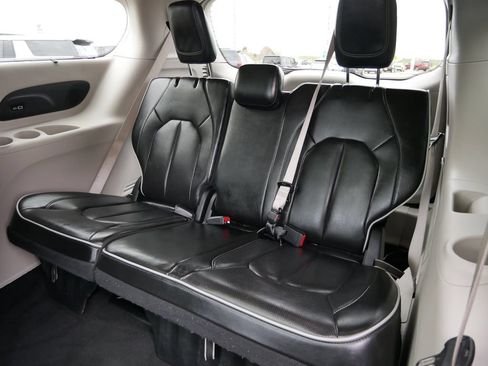 Used 2023 Chrysler Pacifica Limited FWD image 11