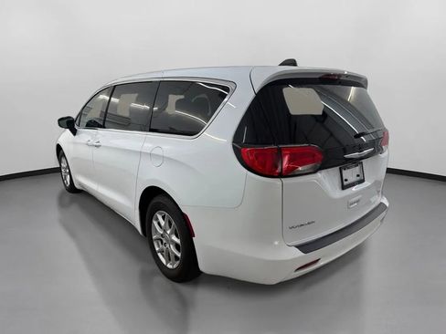 Used 2023 Chrysler Voyager LX FWD image 7