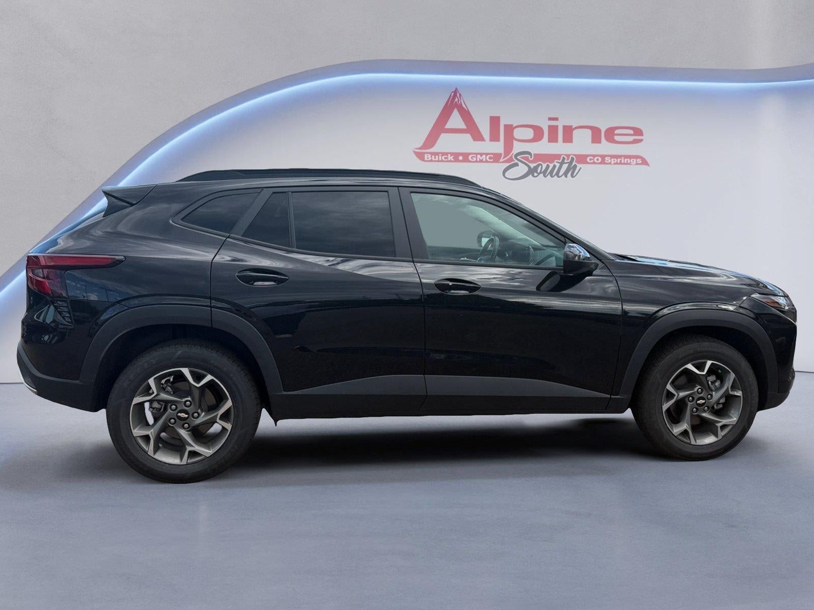 Certified 2025 Chevrolet Trax LT w/ LT Convenience Package FWD image 6