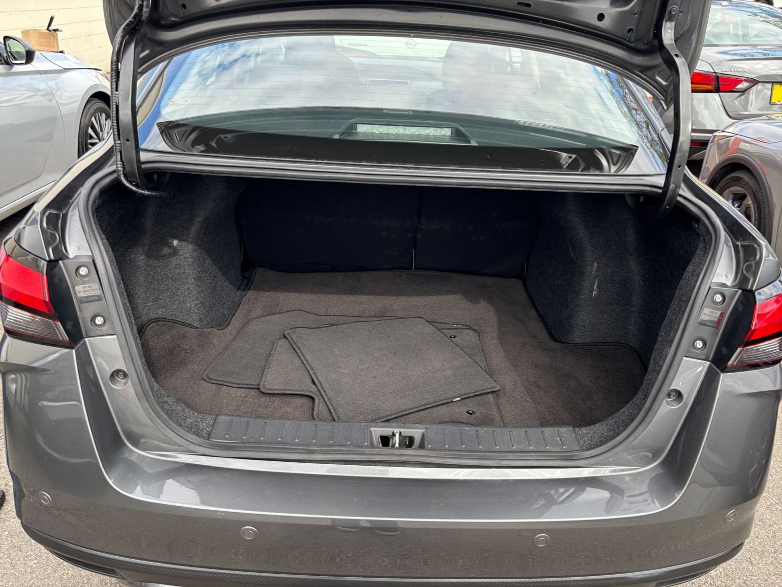 Used 2025 Nissan Versa SV FWD image 30