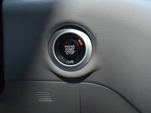 Used 2024 Chrysler Pacifica Touring-L FWD image 17