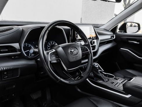 Used 2021 Toyota Highlander XLE image 2
