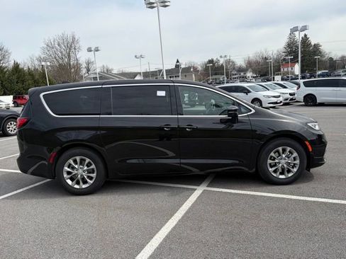 New 2026 Chrysler Pacifica Limited w/ Uconnect Theater Family Group FWD image 8