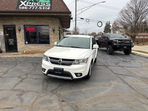 Used 2014 Dodge Journey SXT w/ Flexible Seating Group image 2