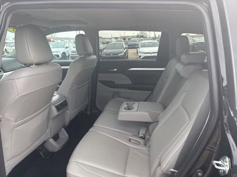 Used 2019 Toyota Highlander XLE AWD/4WD image 13