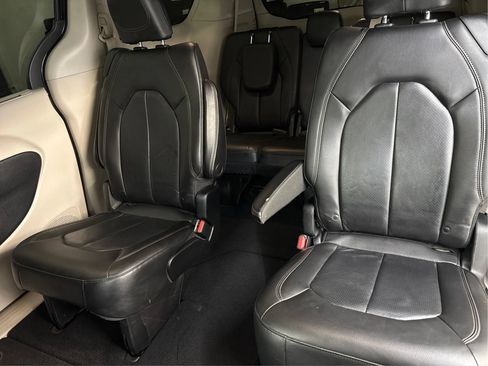 Used 2019 Chrysler Pacifica Touring-L FWD image 45