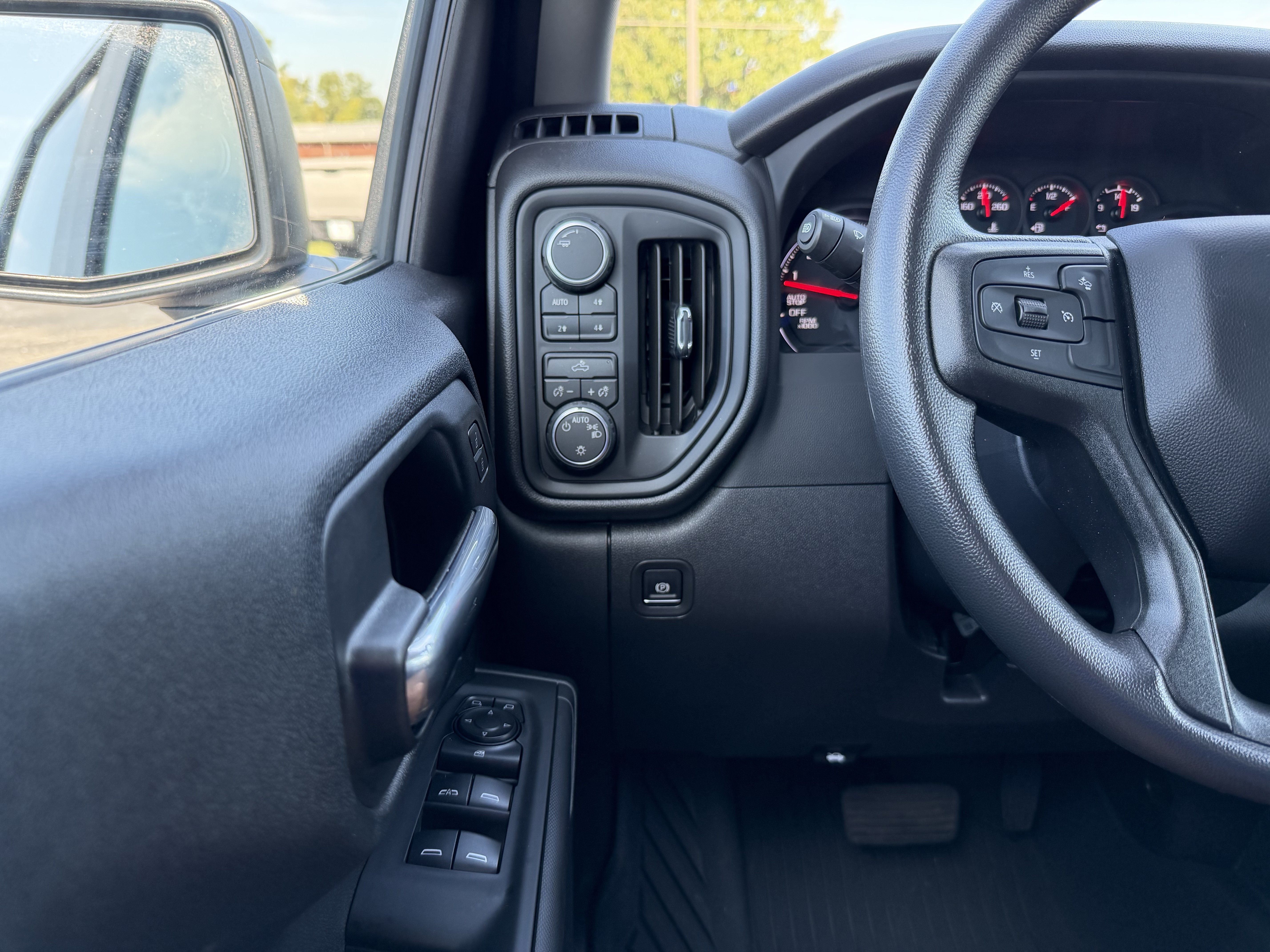 Used 2026 Chevrolet Silverado 1500 Custom Trail Boss w/ Dark Appearance Package AWD/4WD image 13