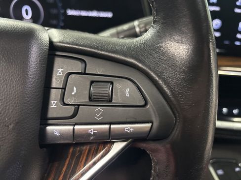 Used 2022 Cadillac Escalade ESV Luxury w/ LPO, Illumination Package AWD/4WD image 19