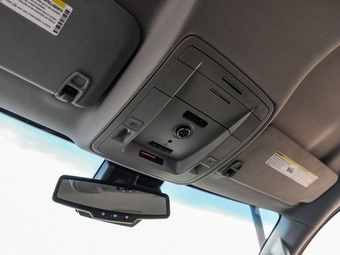 Used 2018 Chevrolet Suburban LT image 21