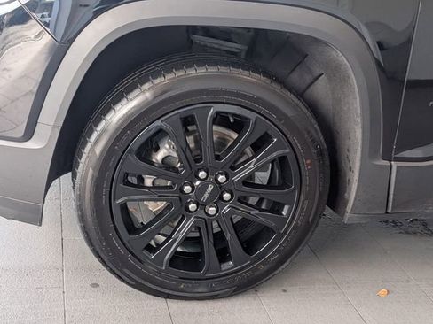 Used 2023 GMC Acadia SLE w/ Driver Convenience Package image 4