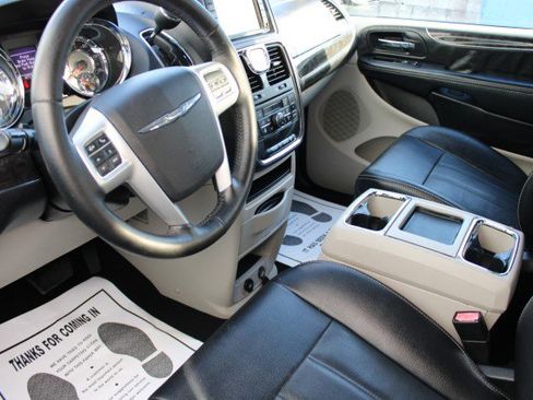Used 2016 Chrysler Town & Country Touring w/ Driver Convenience Group image 9