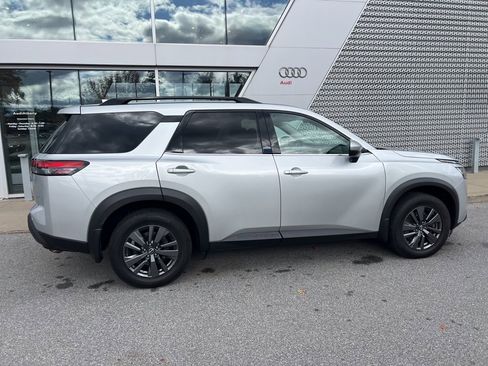 Used 2022 Nissan Pathfinder SV image 17