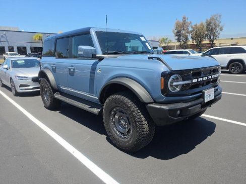 Certified 2025 Ford Bronco Outer Banks w/ Sasquatch Package AWD/4WD image 3
