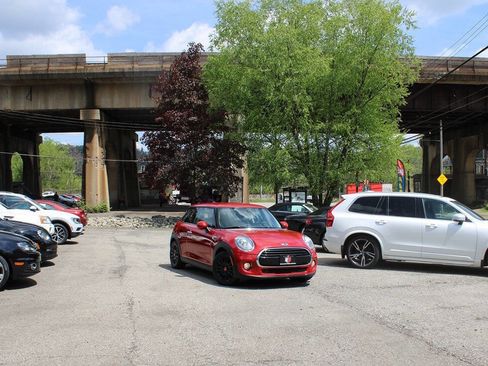 Used 2018 MINI Cooper 2-Door Hardtop w/ Signature Line Package FWD image 12