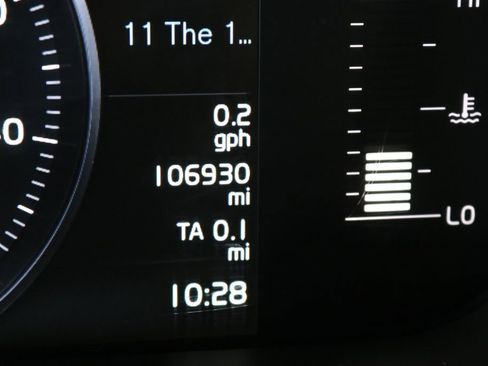 Used 2018 Volvo XC60 T6 Momentum w/ Vision Package image 58