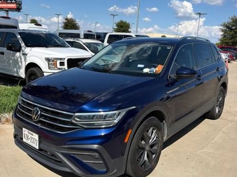 Used 2023 Volkswagen Tiguan SE w/ Panoramic Sunroof Package FWD image 1