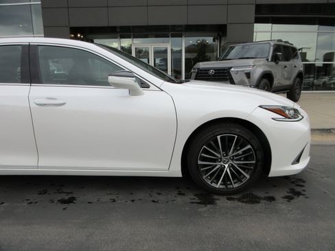 Used 2025 Lexus ES 350 w/ Premium Package FWD image 12