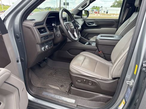 Used 2023 GMC Yukon XL SLT w/ SLT Premium Package image 13