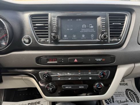 Used 2017 Kia Sedona LX w/ LX Essentials Premium Package FWD image 12
