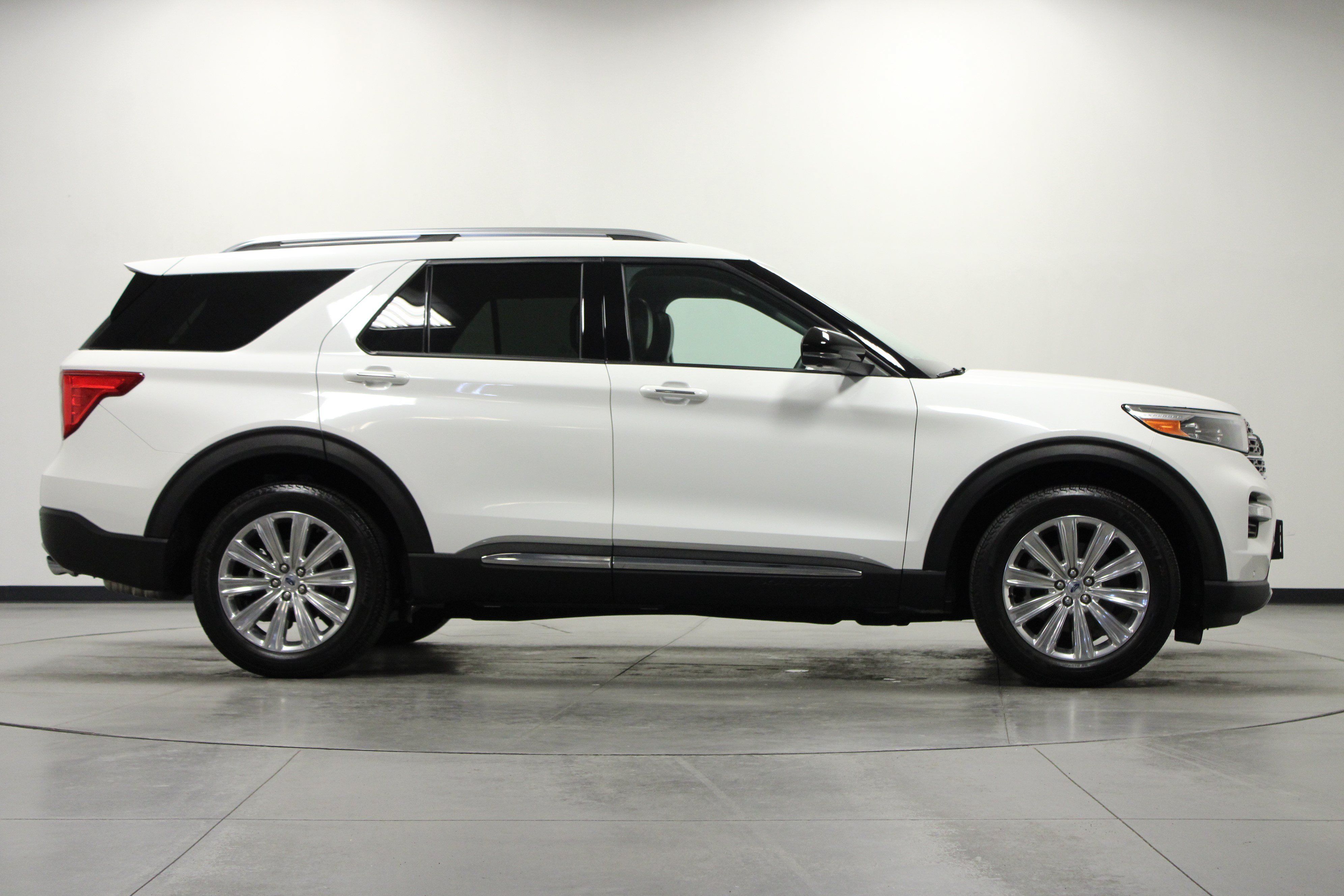Used 2023 Ford Explorer Limited w/ Limited Technology Package AWD/4WD image 3