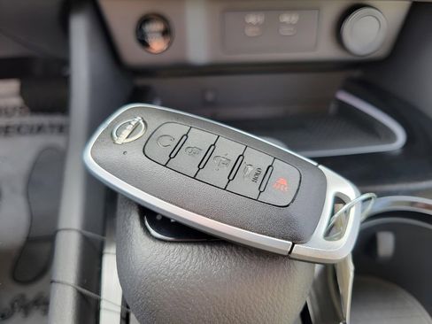 Used 2025 Nissan Rogue SL image 25