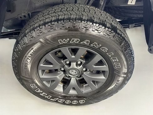 Used 2022 Toyota Tacoma SR5 w/ SR5 Appearance Package (SM) RWD image 30