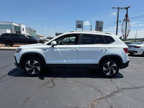 Certified 2024 Volkswagen Taos SE w/ Panoramic Sunroof Package AWD/4WD image 4