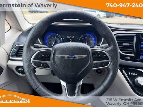 Used 2017 Chrysler Pacifica Touring Plus w/ Security Group image 9
