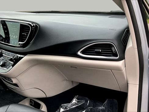 Used 2023 Chrysler Pacifica Touring-L FWD image 19