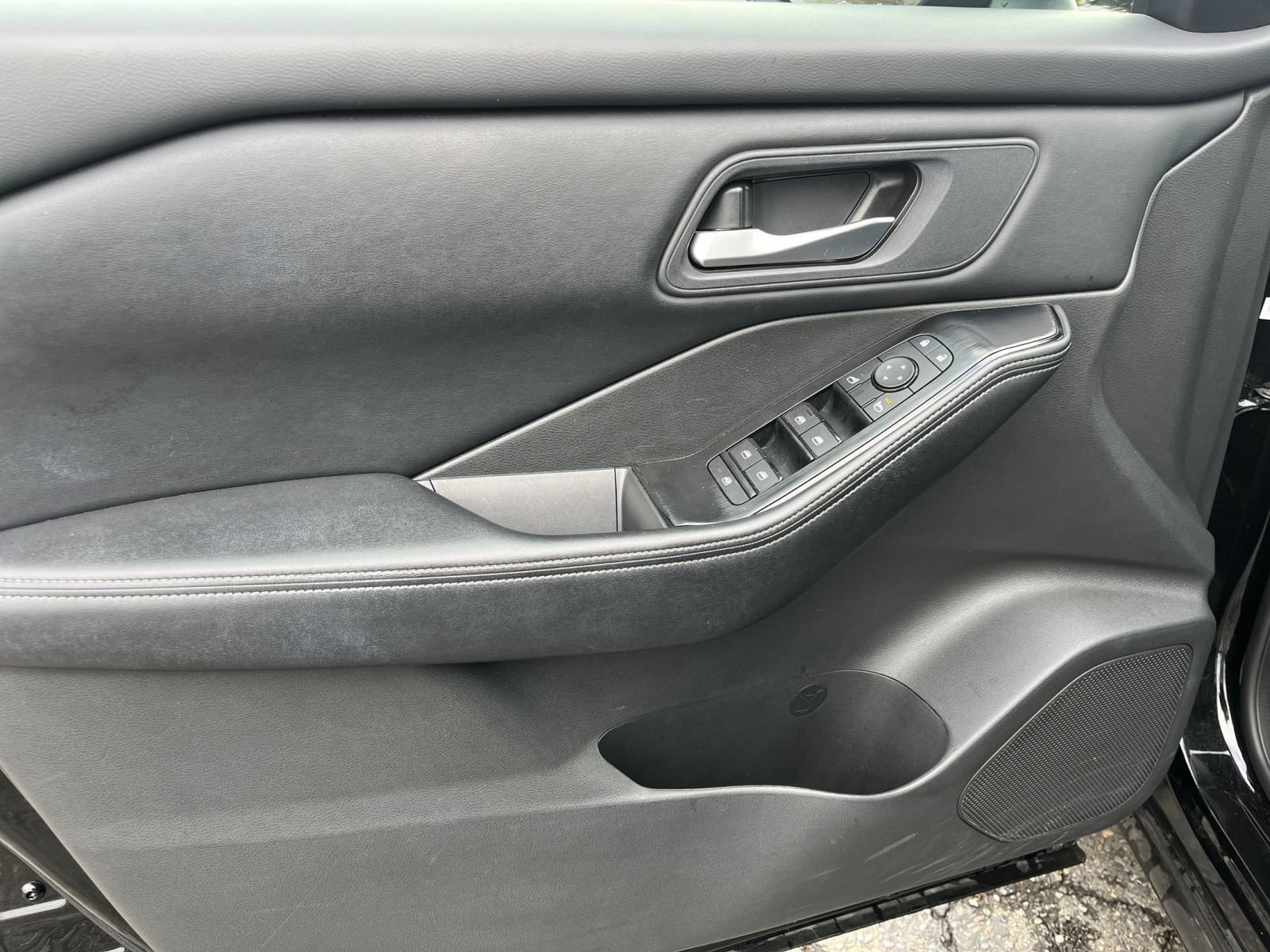 Used 2025 Nissan Rogue SV FWD image 18