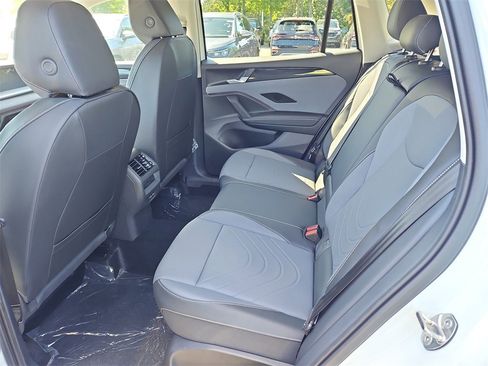 New 2025 Volkswagen Tiguan SE image 18