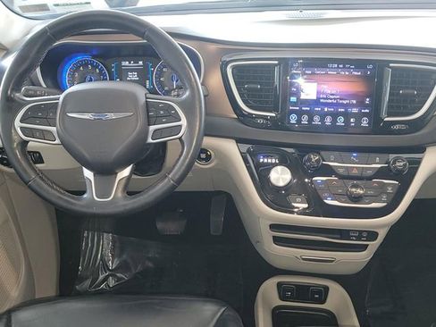 Used 2017 Chrysler Pacifica Touring-L image 12