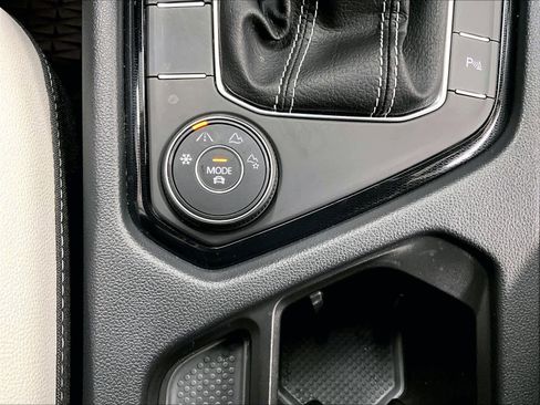 Certified 2025 Volkswagen Taos SE AWD/4WD image 36
