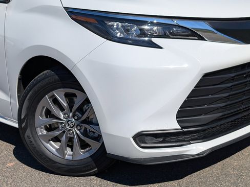 Used 2025 Toyota Sienna LE image 11