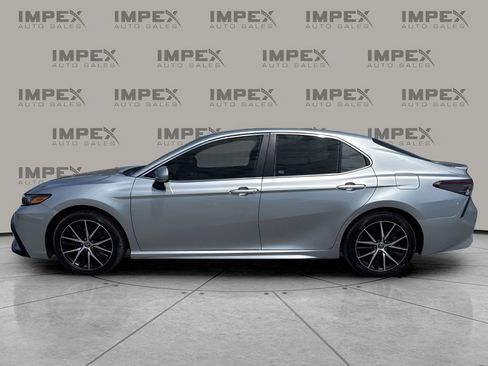 Used 2022 Toyota Camry SE FWD image 2