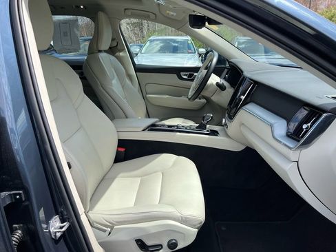 Used 2021 Volvo XC60 T5 Momentum AWD/4WD image 28