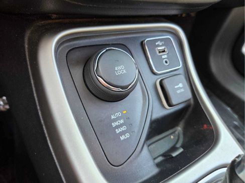 Used 2021 Jeep Compass Latitude w/ Sun and Sound Group AWD/4WD image 25
